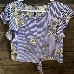 ✨Cute, flowy, blouse with flower pattern.